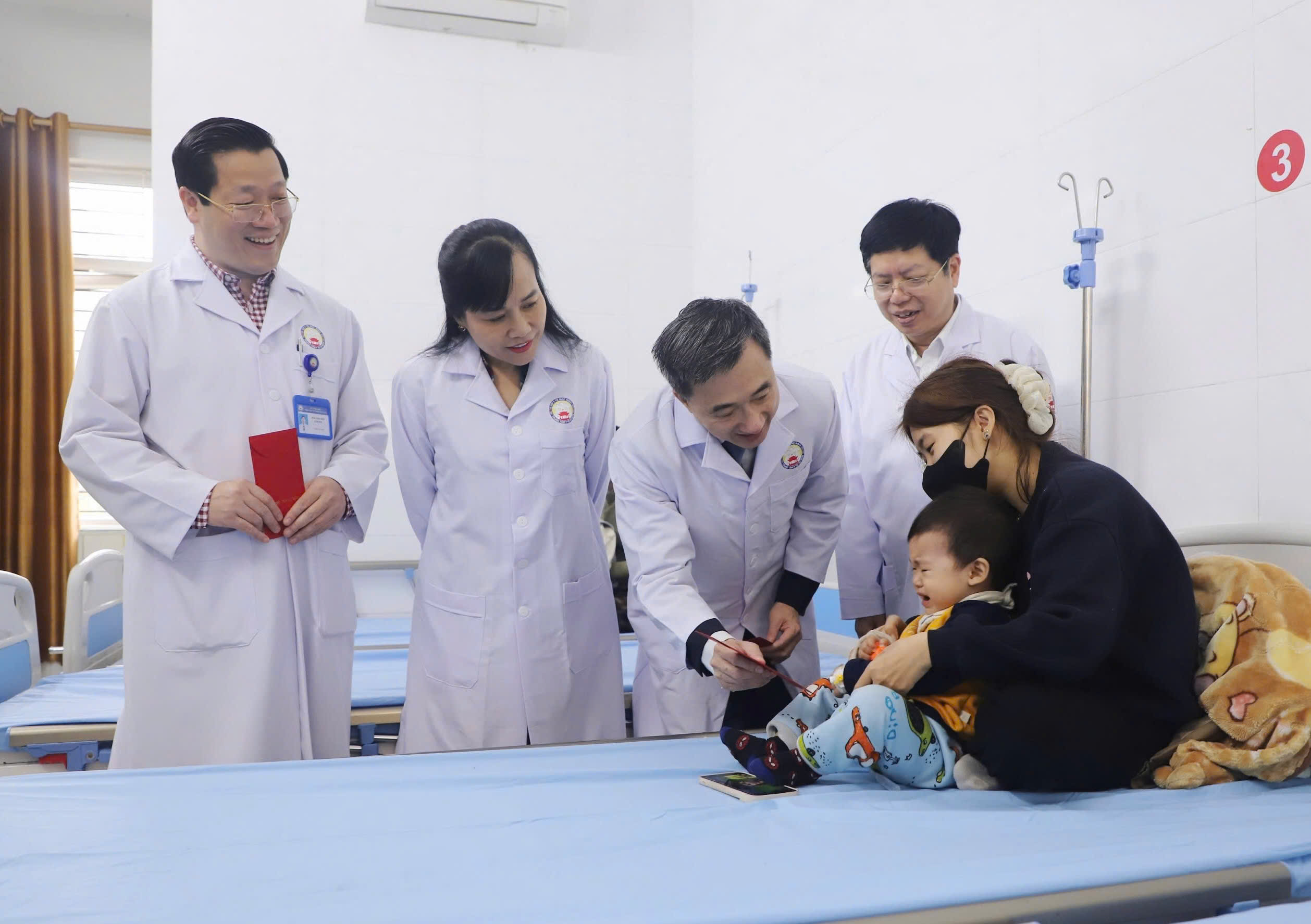 Thứ trưởng Bộ Y tế Trần Văn Thuấn thăm, chúc Tết, kiểm tra công tác Y tế tại BVĐK Từ Sơn